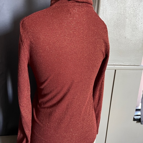 Madewell Orange Shimmery Lightweight Turtleneck in Size Medium - Picture 3 of 3